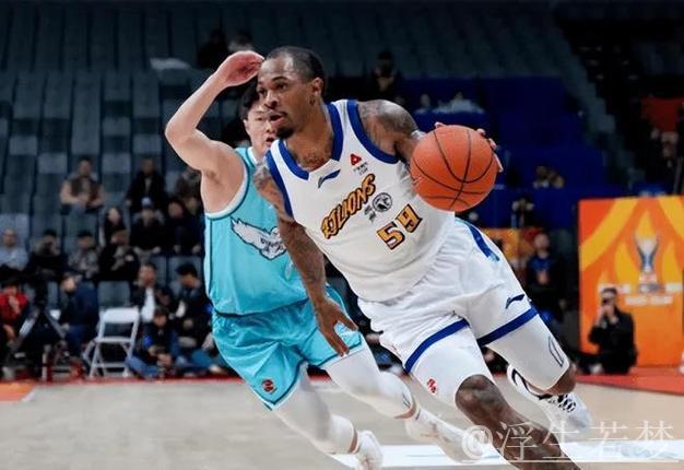 刘东推倒雷琼-塔克，山西申诉无果遭判进攻犯规